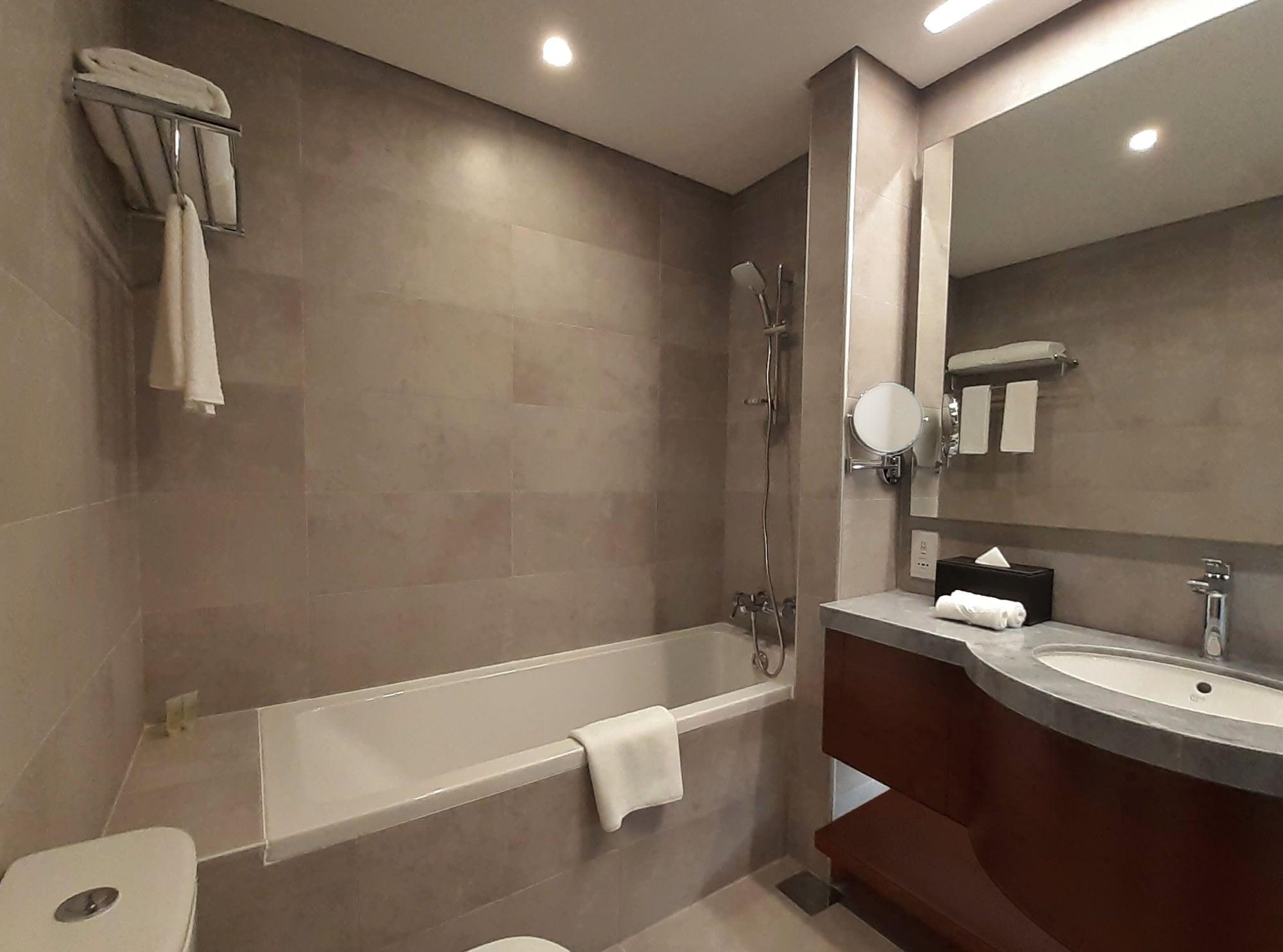 ホテル サマーセット ウエスト ベイ ドーハ エクステリア 写真 Bathroom of a hotel room