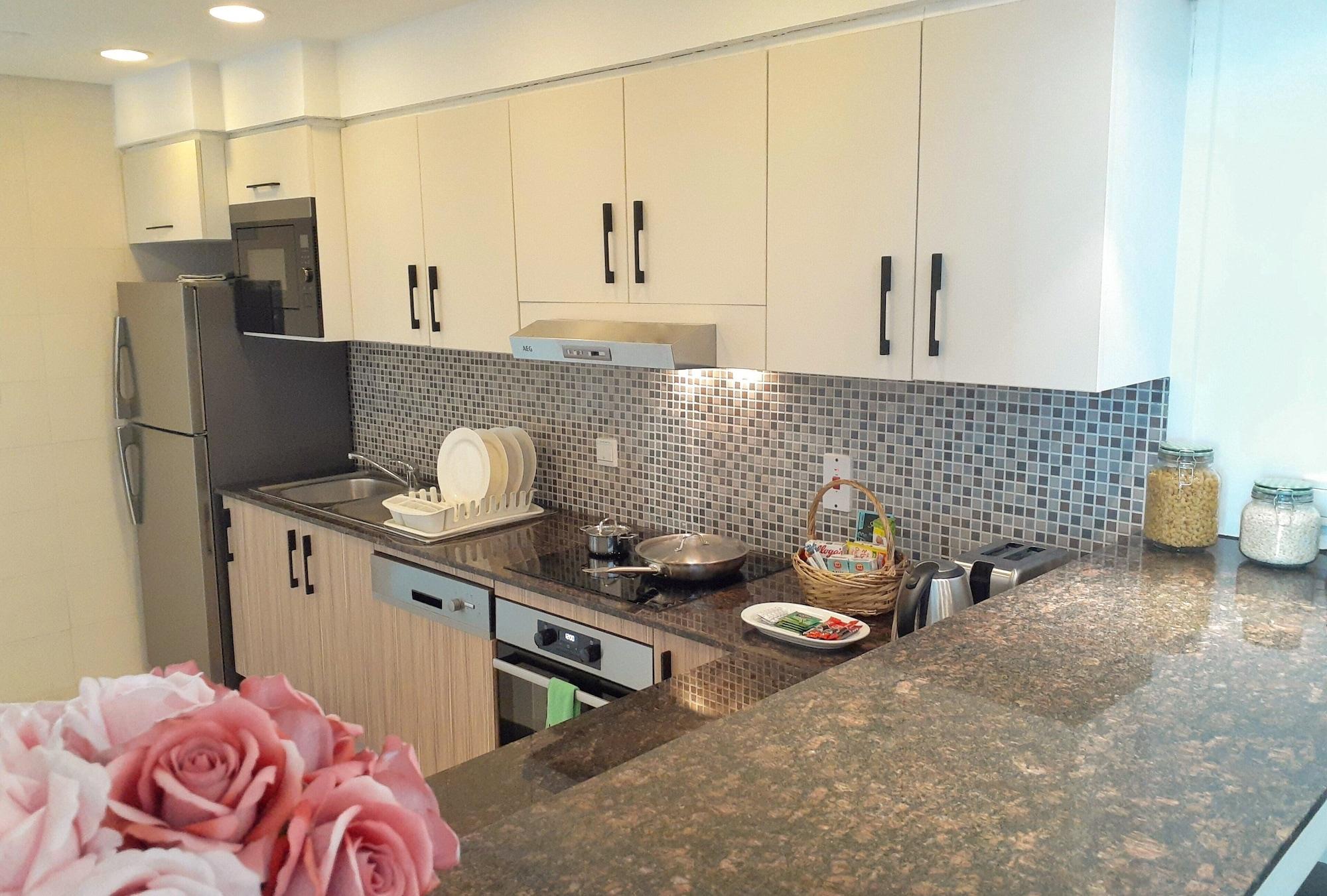 ホテル サマーセット ウエスト ベイ ドーハ エクステリア 写真 A kitchen in a condominium