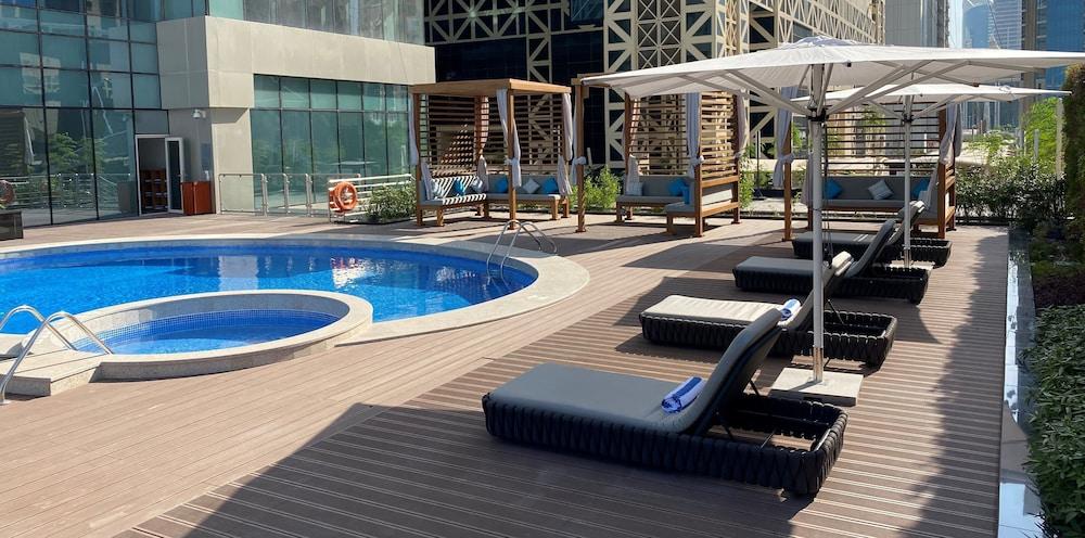 ホテル サマーセット ウエスト ベイ ドーハ エクステリア 写真 The pool at the hotel
