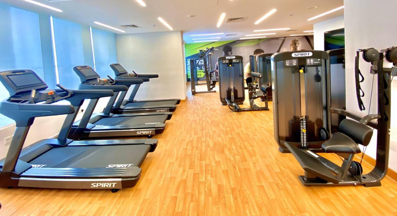 ホテル サマーセット ウエスト ベイ ドーハ エクステリア 写真 The gym at the hotel