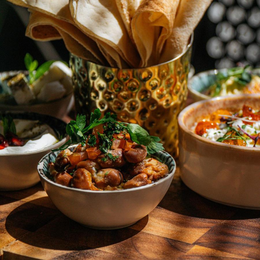 ホテル サマーセット ウエスト ベイ ドーハ エクステリア 写真 A bowl of hummus