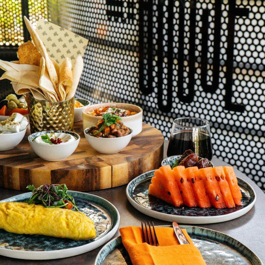 ホテル サマーセット ウエスト ベイ ドーハ エクステリア 写真 A selection of dishes at the restaurant