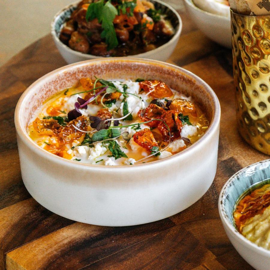 ホテル サマーセット ウエスト ベイ ドーハ エクステリア 写真 Labneh with olive oil, sumac, and olives