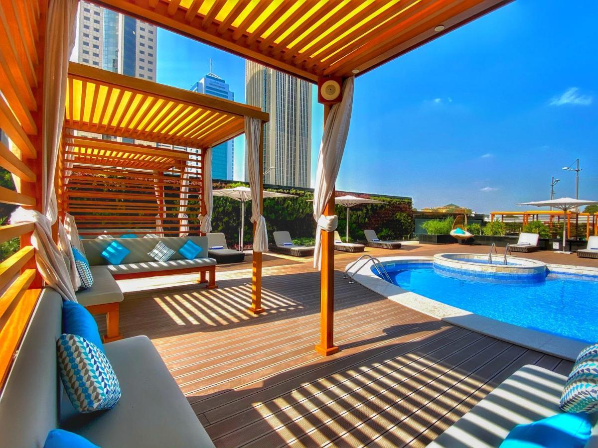 ホテル サマーセット ウエスト ベイ ドーハ エクステリア 写真 The swimming pool at the hotel