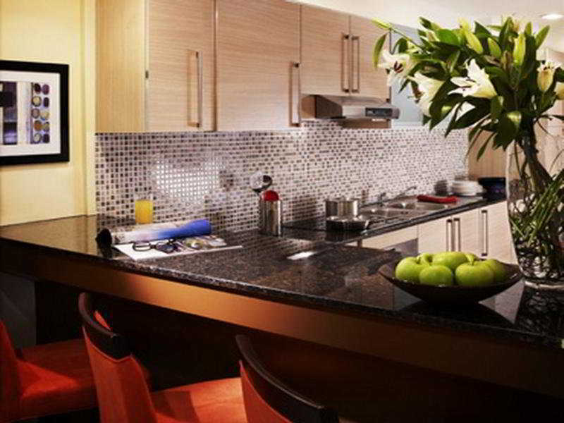 ホテル サマーセット ウエスト ベイ ドーハ 部屋 写真 A kitchen at The Standard East Village