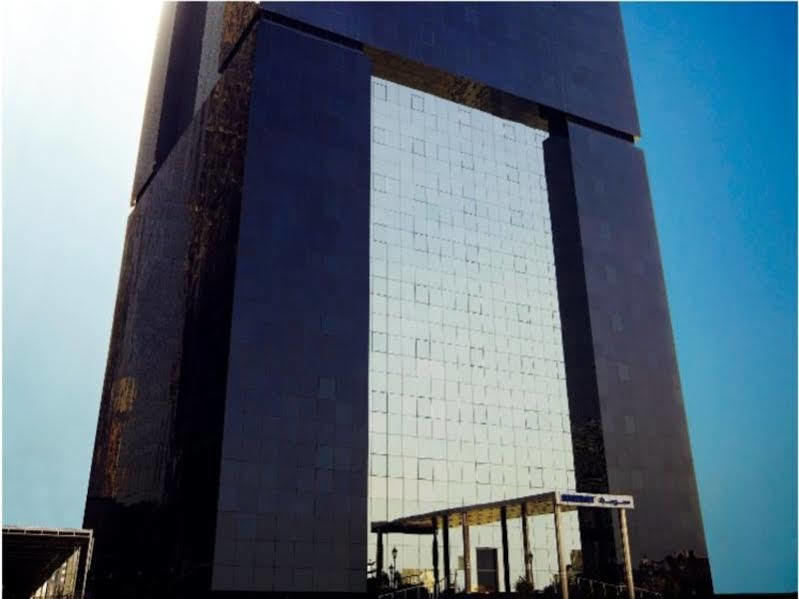 ホテル サマーセット ウエスト ベイ ドーハ エクステリア 写真 The 100-metre-high (330 ft) mirror at the Teide Observatory