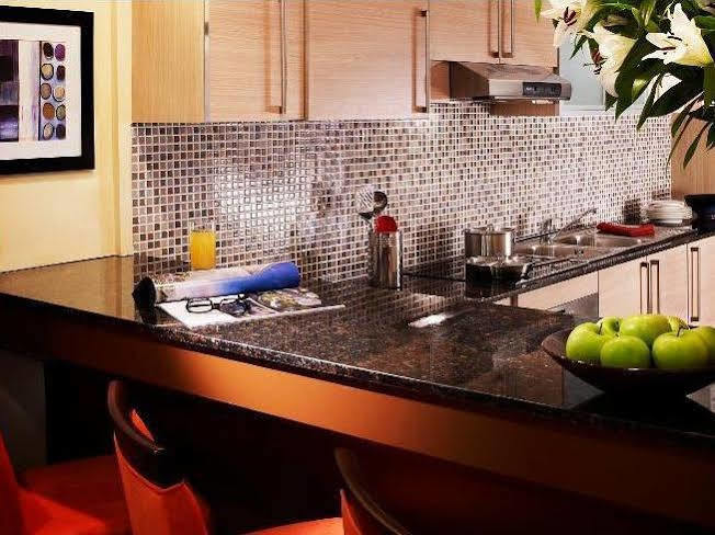 ホテル サマーセット ウエスト ベイ ドーハ エクステリア 写真 A kitchen with granite countertops